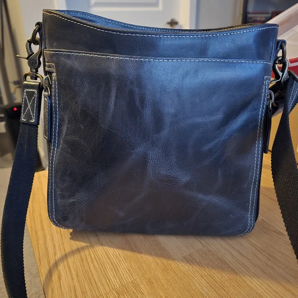 Gun Tote'n Mamas Conceal Carry Leather Crossbody Bag - Picture 2 of 5